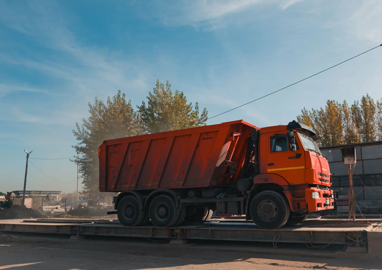 Сколько щебня в КАМАЗе: объём в кубах и тоннах по моделям